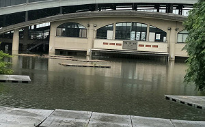 真理大學麻豆校區積水  體育館變成一座水池