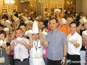 新北熱鬧頒發「好市金讚獎」 朱立倫率百人虎咬豬