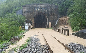 土石流緊急停駛！台鐵枋寮至大武改公路接駁