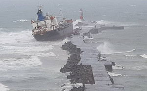 錦華輪擱淺棄船  空勤總隊吊掛救出12人