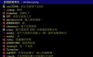 韓國瑜捧積水做態 網友不領情批：我要吐了