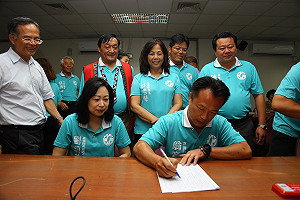 淹水第6天 吳芳銘、翁章梁低調登記參選縣長