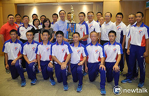 新北青少棒隊奪世界冠軍 朱立倫與「未來陽岱鋼」握手合照