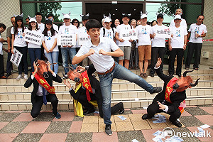 行動劇諷「政治三牛」 牛煦庭要終結地方政壇陋習