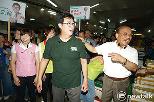 蘇貞昌、姚文智果菜市場合體掃街 吳音寧憂失焦未出面