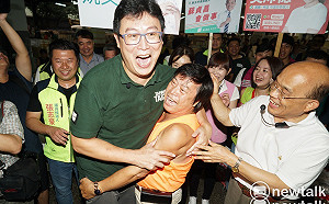 良影一二》衝衝衝過河合體姚姚  來來來市場握手拜票（圖輯）