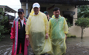 高雄鳳林三路積水難退！許立明勘災指示先施作閘門解決