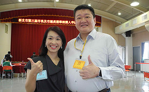 民進黨名嘴議員何博文  由大學講師太太邱槿桉陪同到場登記