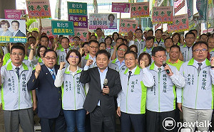 陪同魏明谷登記  林錫耀批王惠美擋前瞻