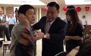 桃市議會爆肢體衝突 現任議員詹江村遭前議員吳寶玉潑湯