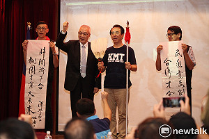 吳敦義贈武鎗羽扇 期許陳學聖賽孔明力抗「胖周瑜」