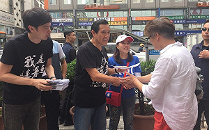 馬英九、李柏毅現身捷運站出口 衝刺以核養綠最後一哩連署