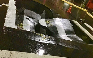 豪雨沖刷測地基 高雄正忠、義華路口出現3米寬坑洞