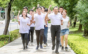 「用跑的」登記參選 侯友宜:讓新北市跑起來  