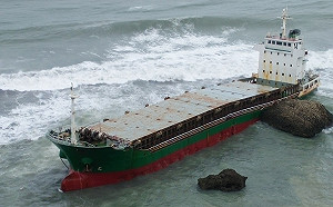 高雄港擱淺5貨輪  今日終展開抽油作業