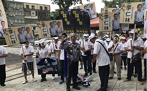 新北議員參選登記雷神、蝙蝠俠現身 或揭好孕求好運