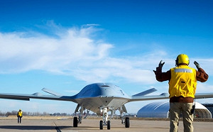 美海軍首款艦載無人加油機MQ-25 波音生產  