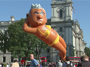 另類抗議！繼巨嬰川普後  倫敦市長比基尼氣球升空