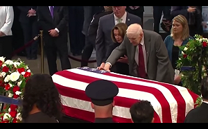 越戰戰俘營同牢房老戰友  美眾議員強生撫柩送別馬侃