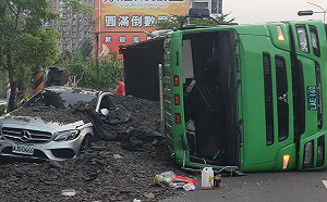 疑閃闖紅燈機車 砂石車翻覆廢土瞬埋百萬賓士