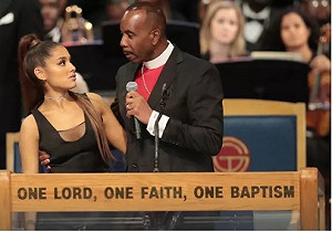 亞莉安娜喪禮獻唱疑遭鹹豬手 主教道歉