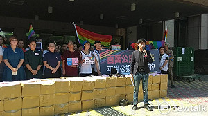 挺同團體遞交公投連署 祁家威哽咽：缺少22萬份被歧視輕生的人