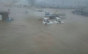 「燕子」颱風強襲日本！機場淹水油輪撞橋交通大亂