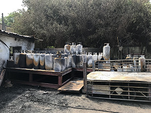 驚險! 瓦斯行鋼瓶超標火警 警消冒死搶救