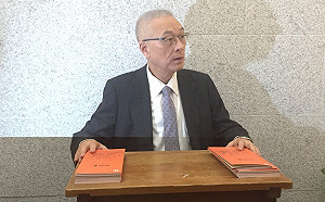 參觀九年國教50週年展覽 吳敦義童心坐課椅、手比愛心拍照