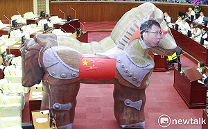 畢業禮物！巨大木馬4年後又進議會 王世堅批柯P：毫無台灣意識  