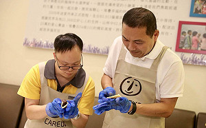 和喜憨兒一起做蛋黃酥　侯友宜盼大家多訂購支持