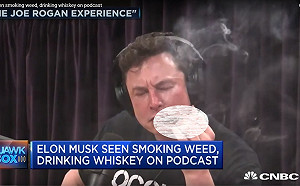 馬斯克上節目吸大麻畫面曝光 特斯拉股價暴跌6.3％