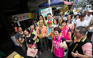 蘇貞昌掃街備戰  承諾解決托育減輕家長負擔