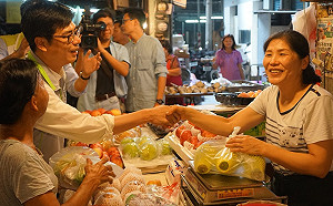 三和市場掃街  陳其邁：改建市場變城市亮點