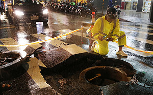 總統府與忠孝東路4段淹水  西門町人孔蓋暴衝水柱數層樓高