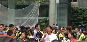 慰安婦銅像疑遭偷踹  謝龍介率眾北上日本交流協會抗議（影）