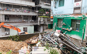 基隆豪雨房屋地基掏空險倒塌 林右昌：違建已大致拆完