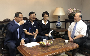 六成公投連署書人工抄寫? 國民黨團直衝中選會抗議