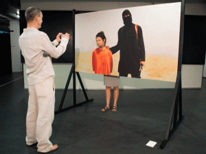 讓觀眾體驗聖戰士斬首滋味  荷蘭藝術展惹議