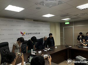 促轉會東廠爭議 黃煌雄三度鞠躬道歉