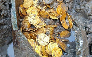 挖到寶啦！義大利古石甕內藏300金幣
