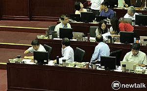 海洋熊讚誰設計？官員一度答不出來  議事中斷5分鐘