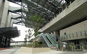 出入不再擁擠！豐原火車站20米寬大樓梯今開放