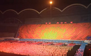 北韓再現萬人排字秀 遊客讚 :「給神看的戲碼」