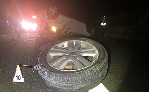 自小客翻覆2人被拋出 男女命喪國道