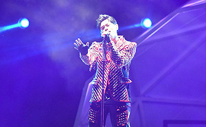 周杰倫飆唱！新加坡F1大獎賽車迷超驚豔