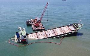 擱淺23天！獅子山錦華輪脫困高雄外海(影)