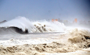 山竹外圍環流發威！台東沿海掀20公尺高浪花(影)