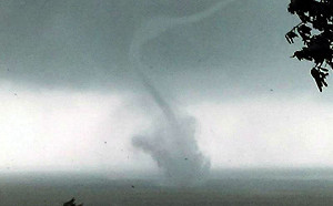 山竹外圍環流發威  台東海域掀巨浪龍捲風肆虐(影)