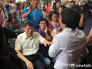 另類造勢? 民眾高喊「支持柯P搬進總統府」 柯低頭不語